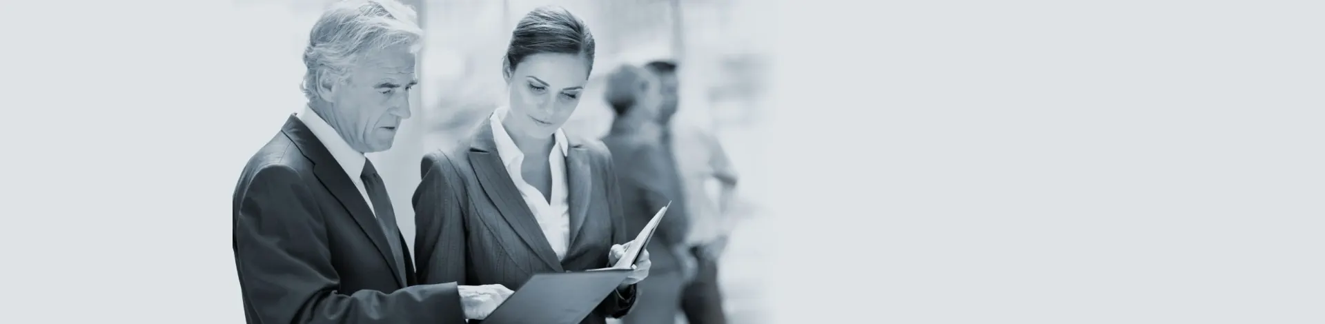 Executivo e executiva analisando documentos